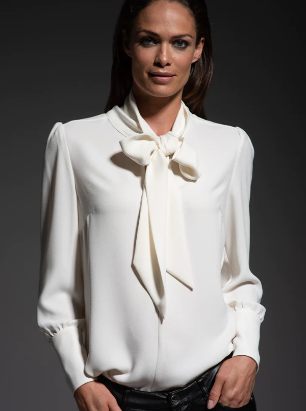 Blus dengan Kerah Bow